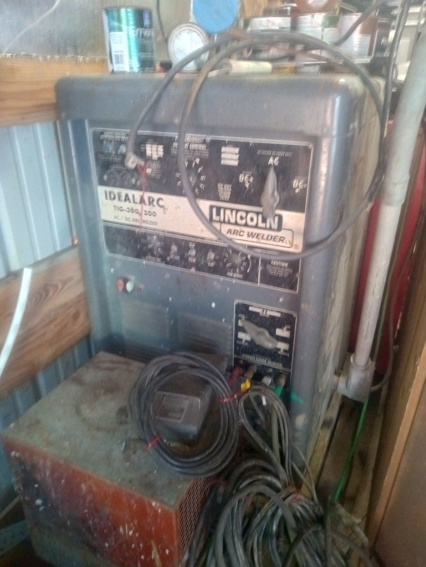Lincoln Ideal Arc 300/300 Welder With Tig Pedal , And Tig Gun Along With Stick And Mig Setup Also . Complete System .