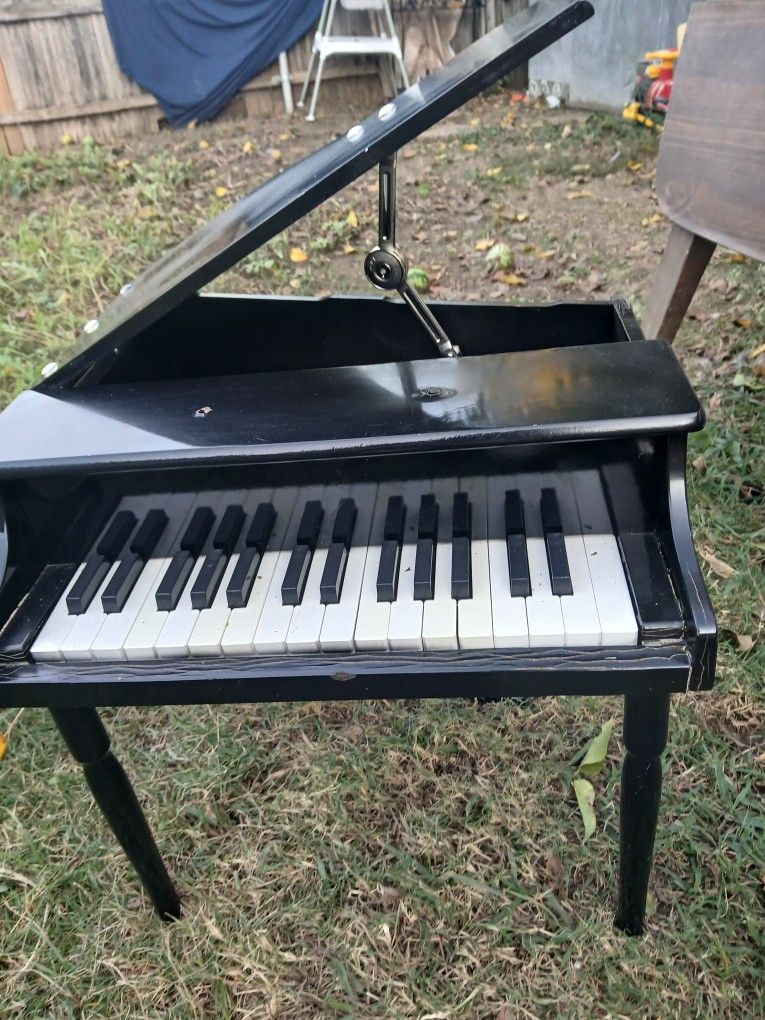 KIDS PIANO ITS A REAL PIANO  $40