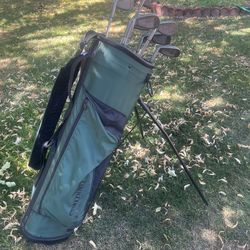 Golf set Nice , Clubs Bag,balls Like New with bag balls hand towel. Complete measurements are in the pictures.