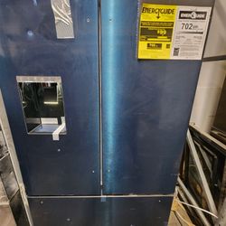 Bosch Black Stainless Counter-Depth Refrigerator – New Open Box
High-end **Bosch black stainless steel refrigerator. Protective factory film still on 