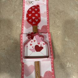 CWC Spatula And Cookie Cutter Set Red Heart Design NWT Holiday Baking. 