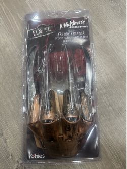 A NIGHTMARE ON ELM STREET:  FREDDY KRUEGER DELUXE GLOVE Brand New Rubies