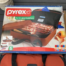 Pyrex Portables 3 QT Oven Dish 233-S with Carry Case and box from 2001