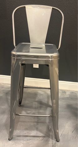 industrial farmhouse-style metal bar stools in like new, excellent condition. Sturdy steel construction with a gunmetal finish, curved high backrest, 
