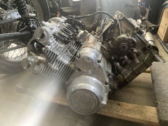 Suzuki GS550L Engine