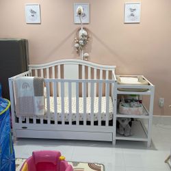 Crib/Changing Table With Drawer
