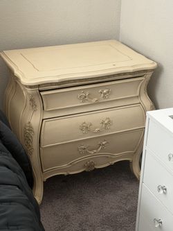 Queen Size Bed And Night Stands