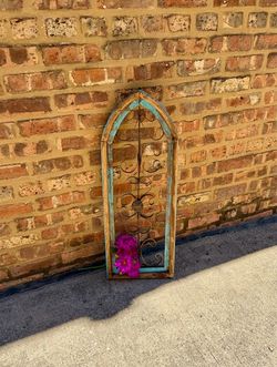 DISTRESSED ARCHED WALL DECOR