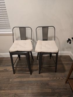 stools coutner top kitchen