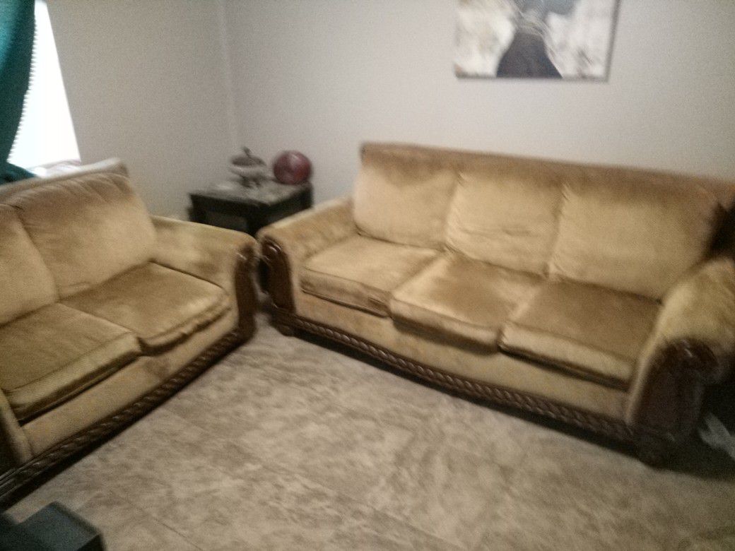 Matching Couch And Loveseat Great Condition 
