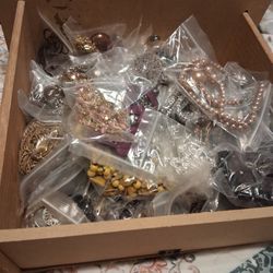 New And Semi New. O Tags Deparment Store Jewelry Not Dollsr Store  Come See It 10 Dls And Below