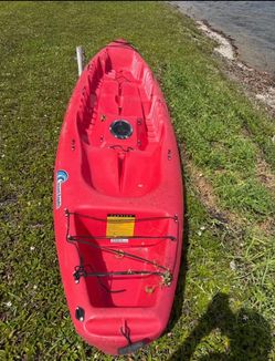 Kayak w Paddles and 2 Adult Life Vests