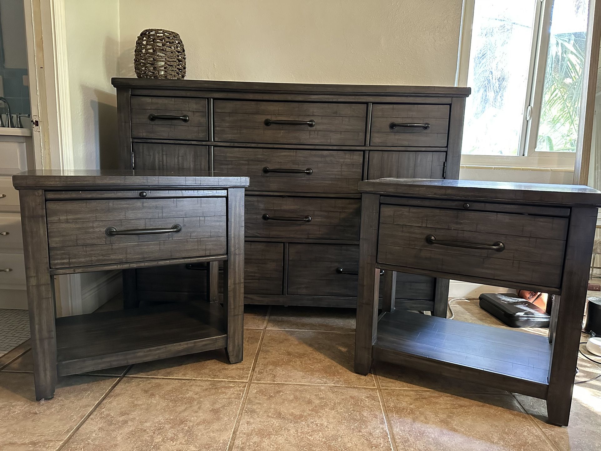 Rooms To Go Dresser And Nightstands Set