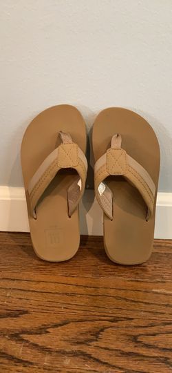 The GAP tan faux leather boys flip flops Size 12/13