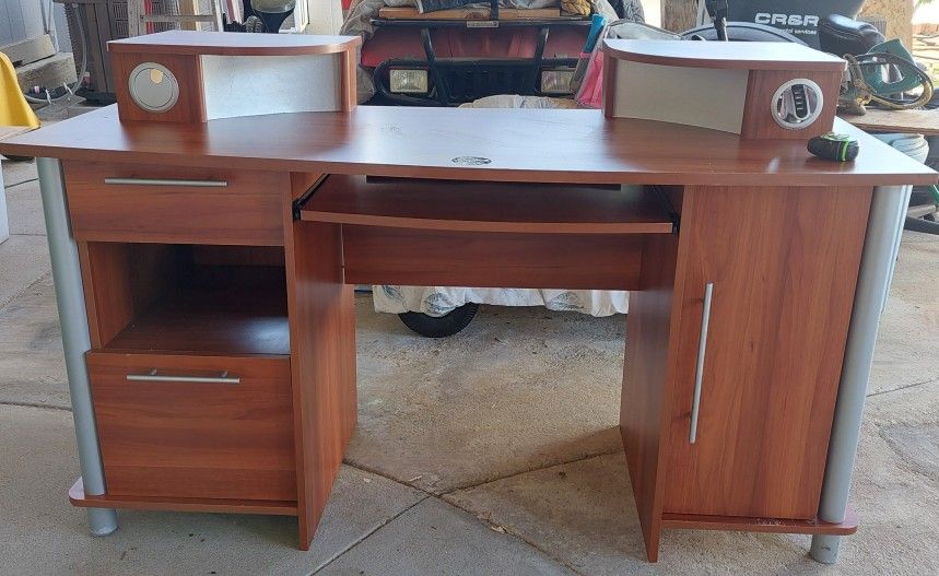FREE DESK