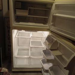 Kenmore elite refrigerator real huge real good condition  everything  gets real cold really huge fridge askn 1000$  obo no low ballers mpu !!!! Heavy 