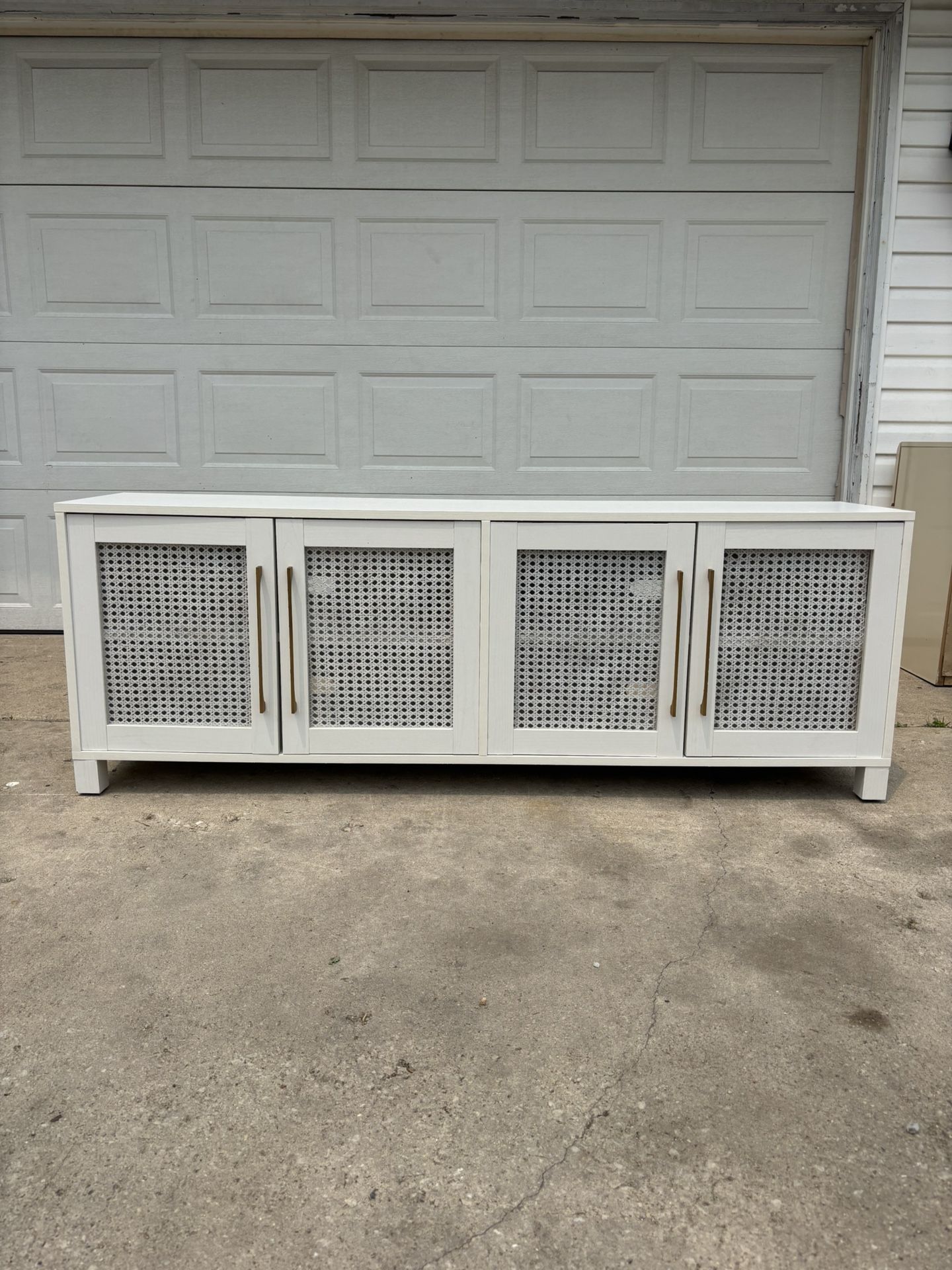 ‼️WHITE MEDIA CENTER WITH DOORS‼️FOR SALE 175$ OR BEST OFFER‼️