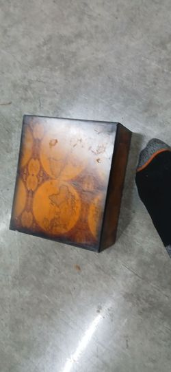 This Old World Map Cigar Humidor is as stately as you are. Inspired by the days gone-by, this humidor features solid Spanish cedar dividers to keep yo