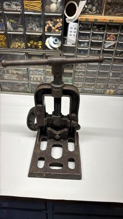 No 0 F. Armstrong vise  pipe heavy  clam
