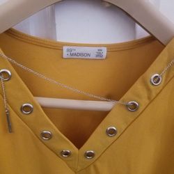 CUTE YELLOW TOP WITH CHAIN DESIGN!