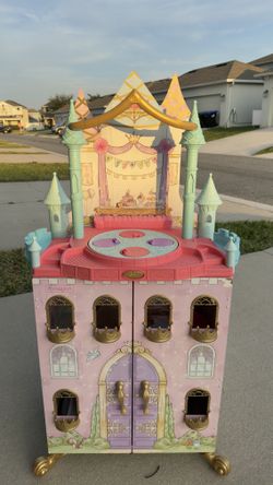 Selling a princess house with accessories.