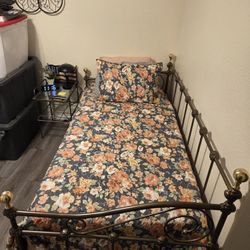 Metal Day Bed w/ Trundle