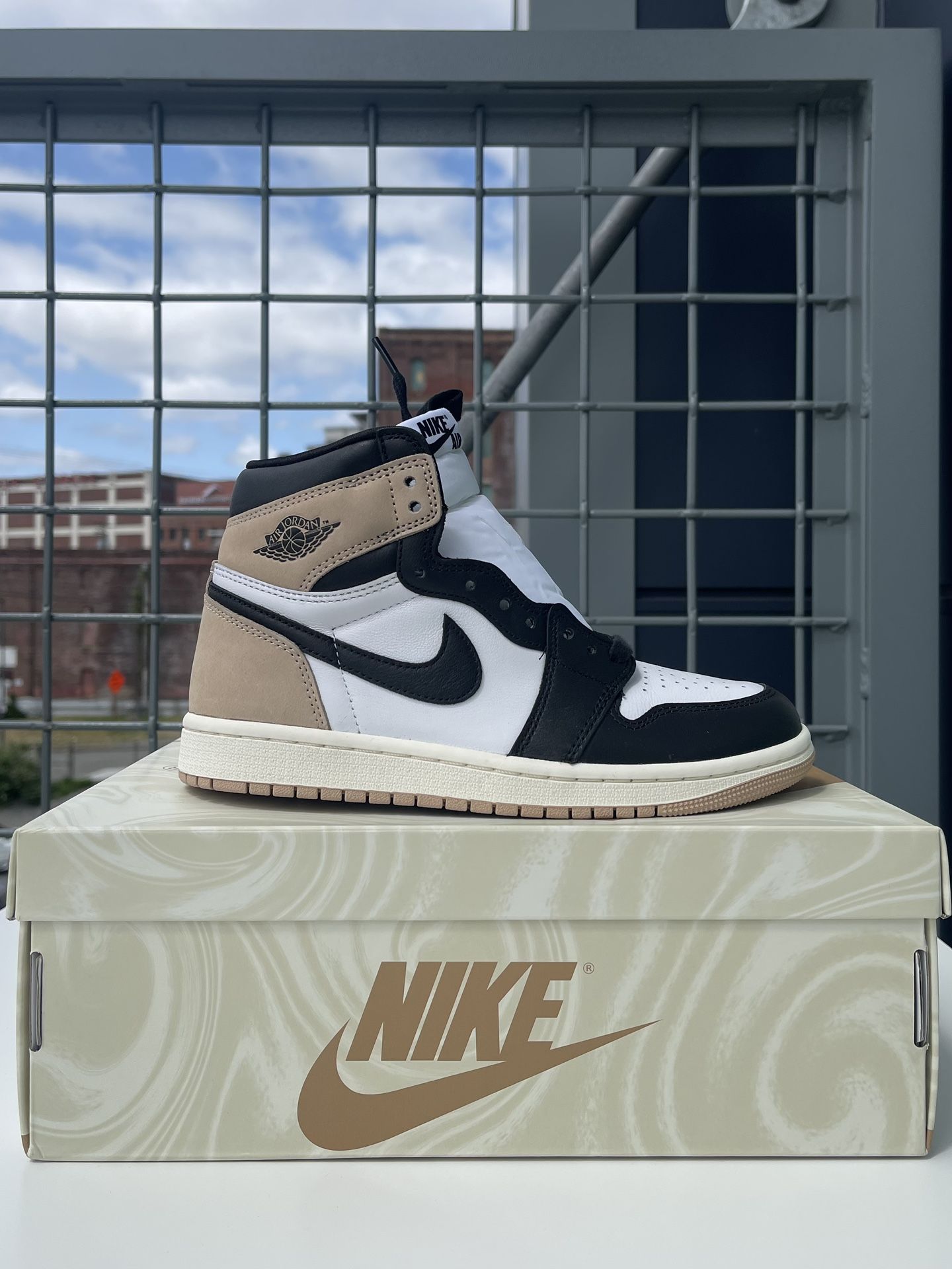 Jordan 1 Retro OG 6.5 WOMANS "Latte" DS