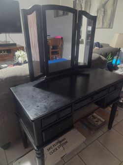 Vanity desk**read description **
