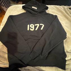 Black 1977 essential hoodie