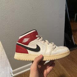 Air Jordan 1 Mid Gym Red White