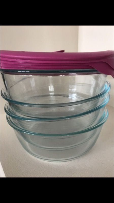 4 Large Pyrex oven/microwave safe bowls with lids