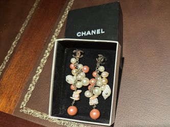 CHANEL 07C Pink Faux Pearl & Shell Dangle Drop CC Logo Clip-On Earrings