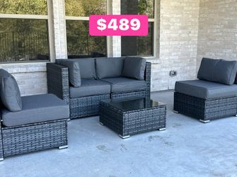 New inbox patio set with cushions (we finance and deliver)