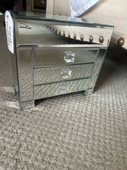 Jewelry makeup accessory box with drawers