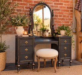 BEAUTIFUL ANTIQUE VANITY TABLE (used)