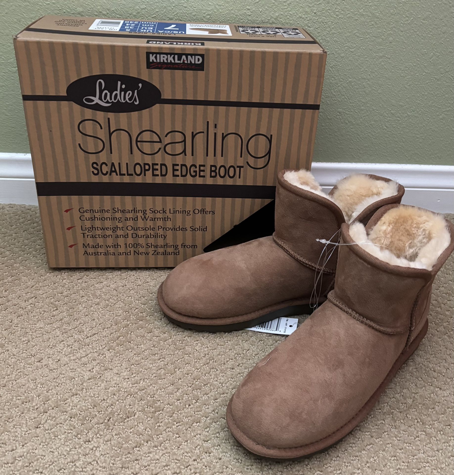 KIRKLAND Lady's Shearling Scalloped Edge Boot 