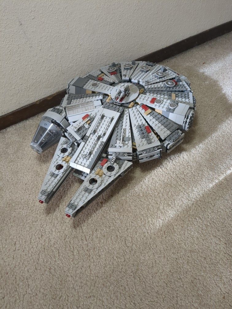 Lego Star Wars Millennium Falcon (fake lego)