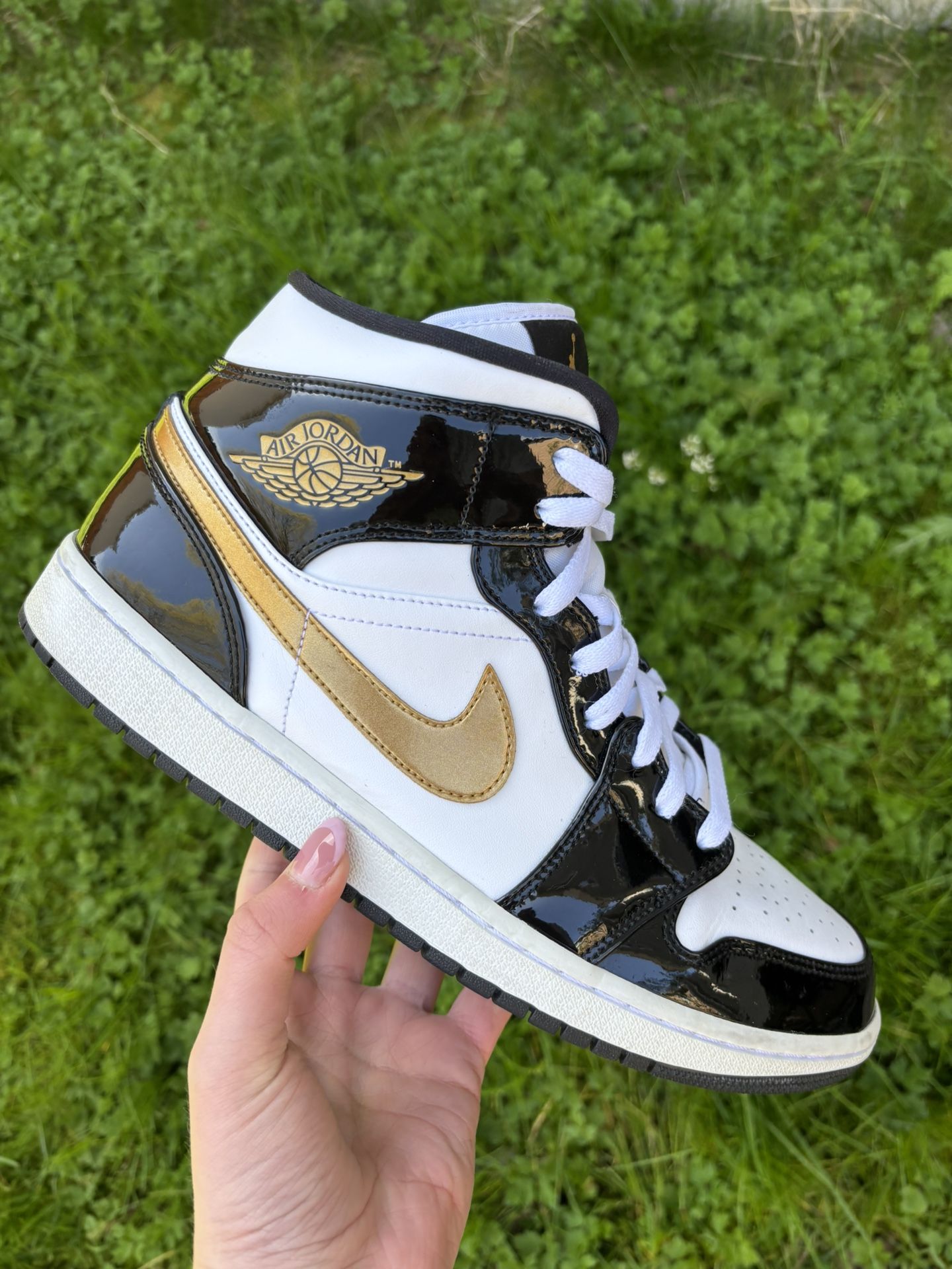 Jordan 1 Mid Patent Black White Gold