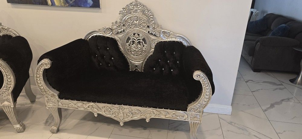 Luxurious Sofa Set