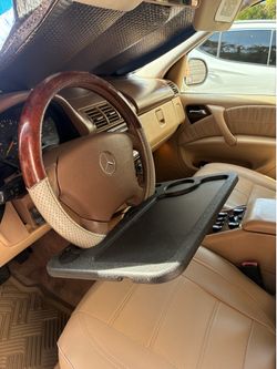 Steering wheel convenience food tray