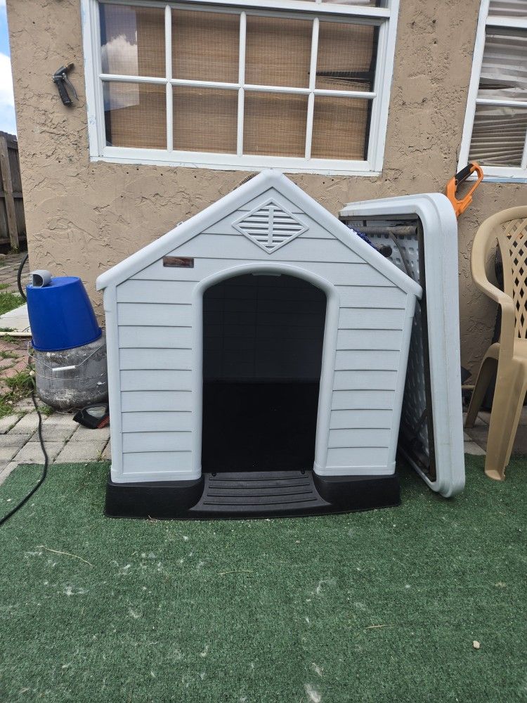 XL Dog House