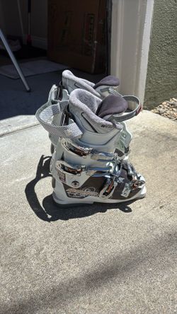 Nordica women’s ski boots- size 225-235