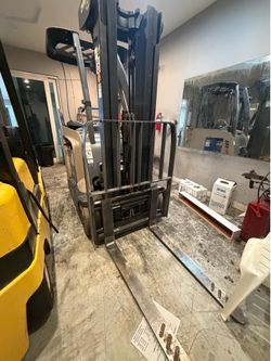 Electric forklift