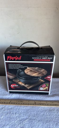 2-litter cast iron noodle hot pot with wooden lid and trivet