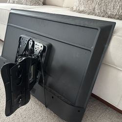 Vizio TV 40 Inches With Wall Mount