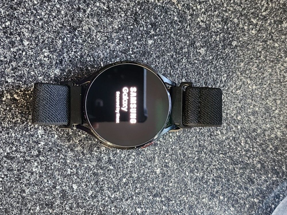 Samsung Galaxy Watch 4 With 4 wristbands
