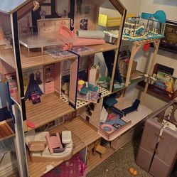 Kids doll house