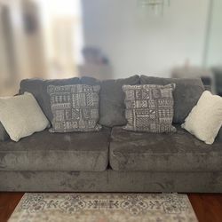 Signature Design by Ashley Soletren Contemporary Chenille Sofa with 4 Accent Pillows, Gray