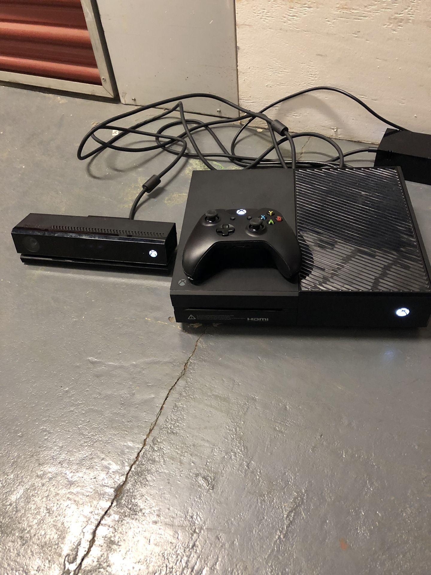 500 GB Xbox One w/controller, Kinect, new games