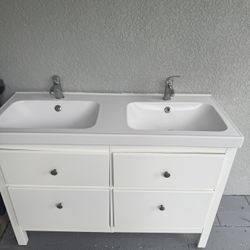 Double Vanity Sink With Medicine Cabinet